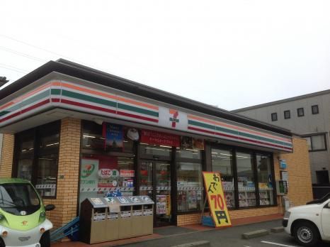近くのセブンイレブン 岡垣山田店まで300m(徒歩4分)