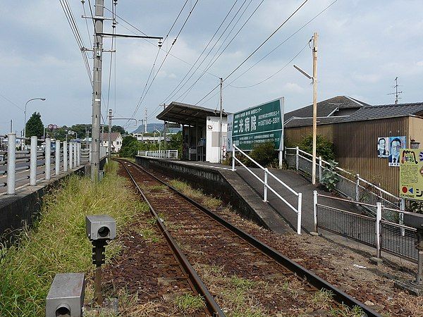 近くの高松琴平電鉄志度線八栗新道駅まで412m（徒歩6分）