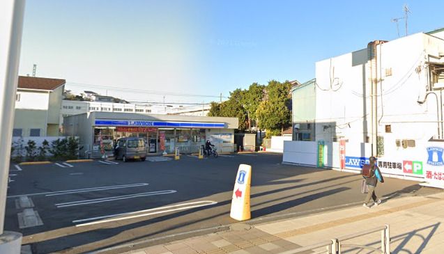 近くのローソン 六浦東三丁目店まで17m（徒歩1分）