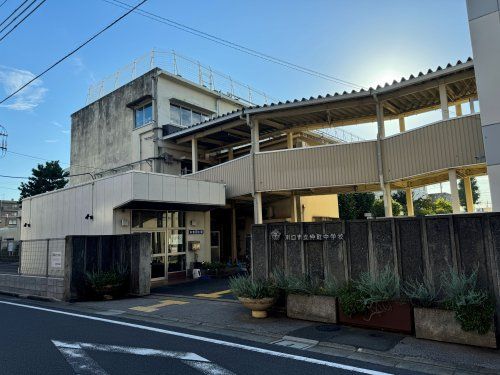 近くの川口市立仲町中学校まで994m（徒歩13分）