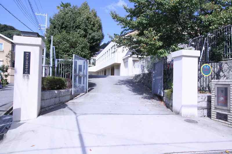 近くの神戸市立飛松中学校まで1,056m(徒歩14分)