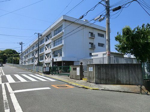 近くの横須賀市立岩戸小学校まで1,824m（徒歩23分）