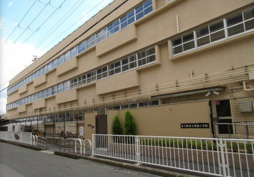 近くの東大阪市立布施小学校まで588m(徒歩8分)