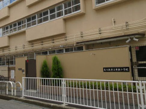 近くの東大阪市立布施小学校まで598m(徒歩8分)