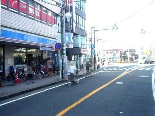 近くのコンビニまで198m（徒歩3分）