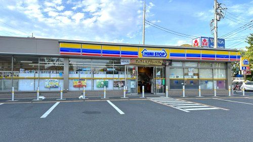 近くのコンビニまで257m（徒歩4分）