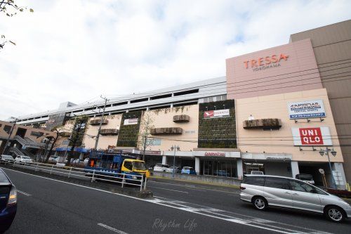 近くのトレッサ横浜まで1,375m（徒歩18分）