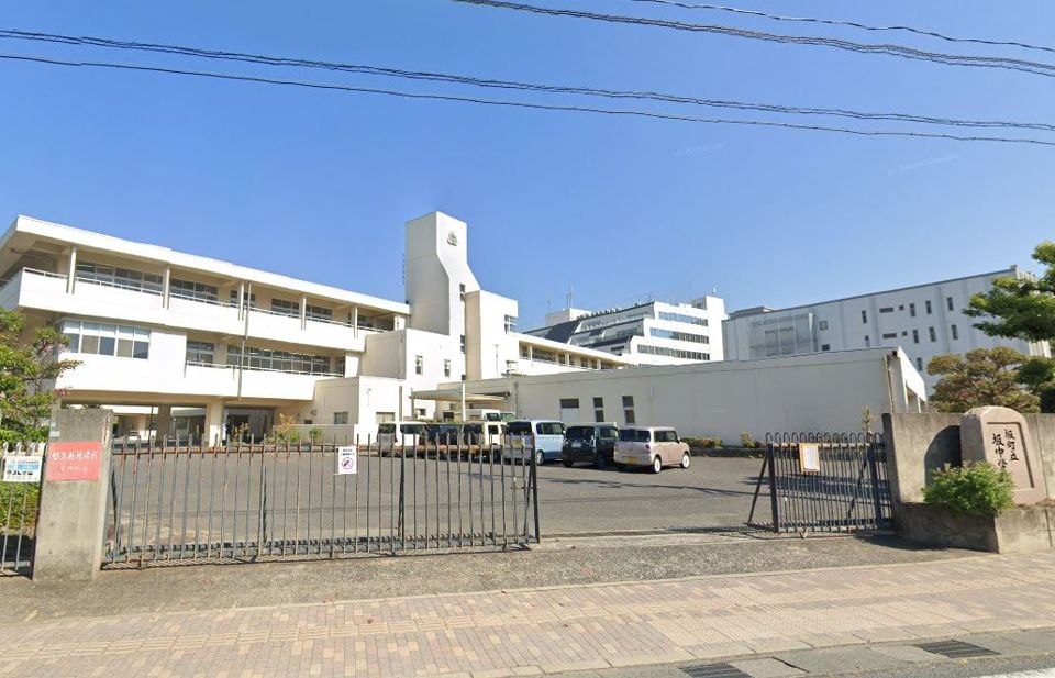 近くの坂町立坂中学校まで831m(徒歩11分)