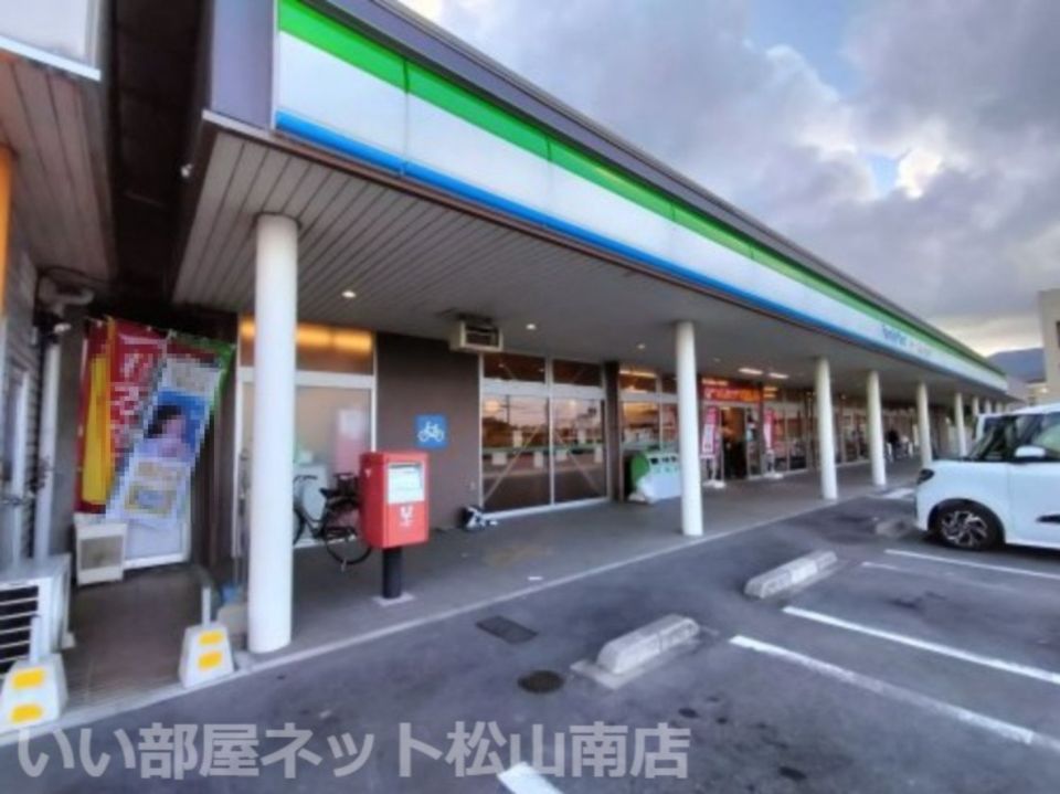 近くのファミリーマート 伊予市場店まで928m(徒歩12分)