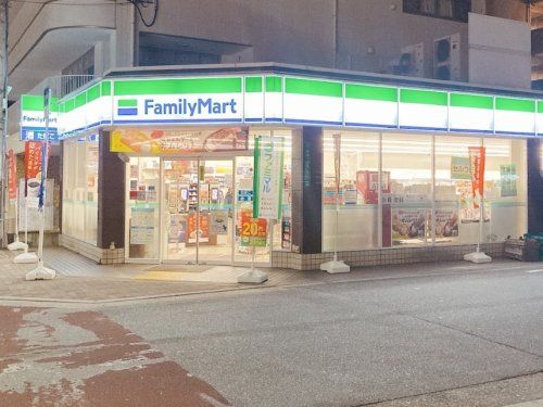 近くのファミリーマート 阪急三国駅西店まで553m（徒歩7分）