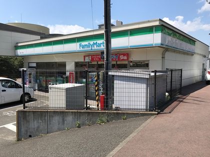 近くのコンビニまで577m（徒歩8分）