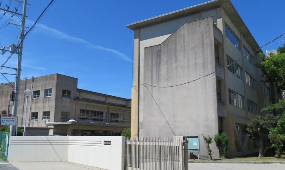 近くの交野市立第三中学校まで141m(徒歩2分)