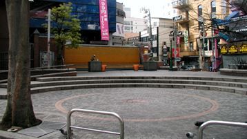 近くの三角公園(卸津公園)まで350m(徒歩5分)