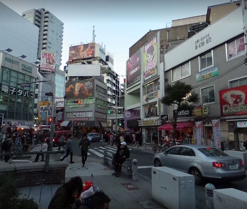 近くのアメリカ村まで430m(徒歩6分)