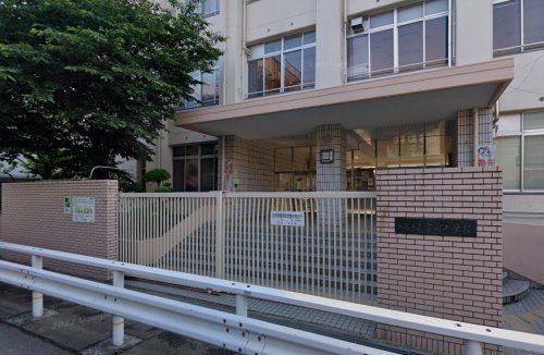 近くの小学校まで1,001m（徒歩13分）