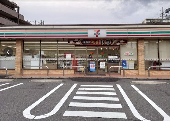 近くのコンビニまで454m（徒歩6分）