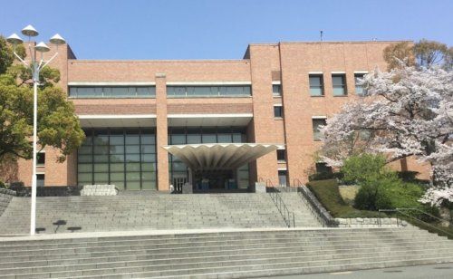 近くの図書館まで853m（徒歩11分）