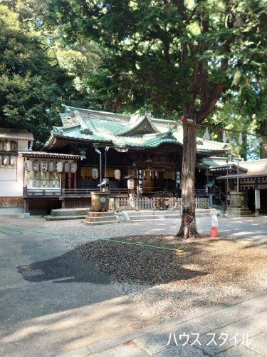 近くの調神社まで402m（徒歩6分）