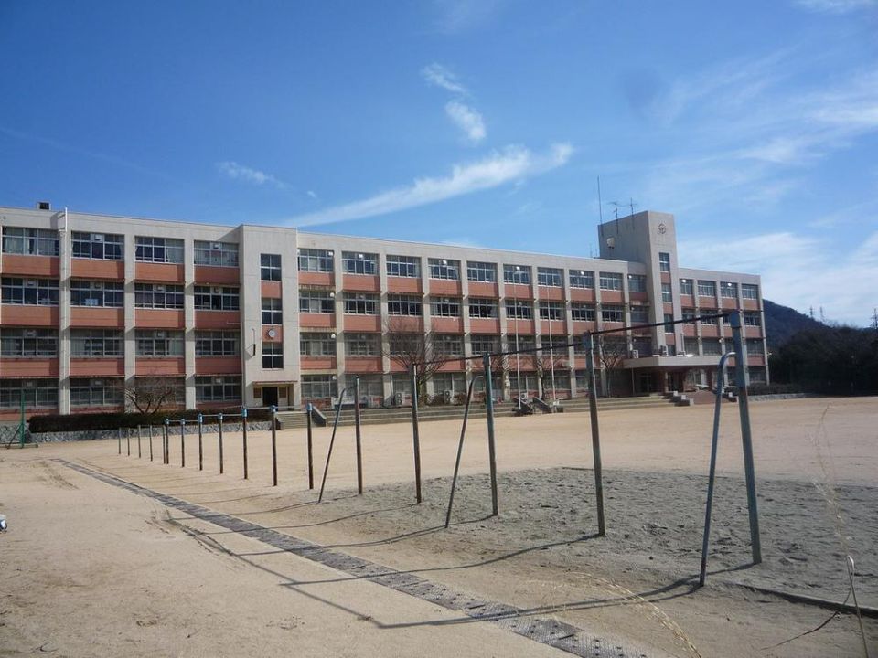 近くの神戸市立横尾中学校まで1,389m（徒歩18分）