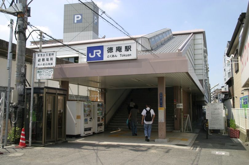 近くの徳庵駅まで414m（徒歩6分）