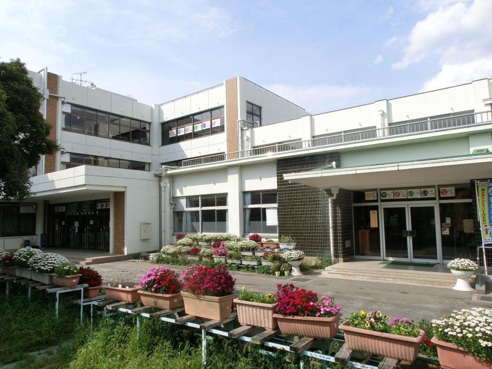近くの栗東市立葉山小学校まで890m(徒歩12分)