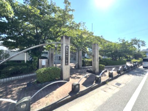 近くの徳島市助任小学校まで852m（徒歩11分）