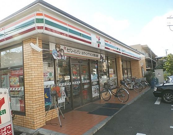 近くのコンビニまで190m（徒歩3分）