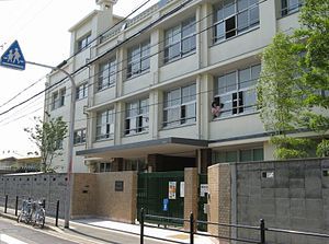 近くの大阪市立城北小学校まで292m（徒歩4分）