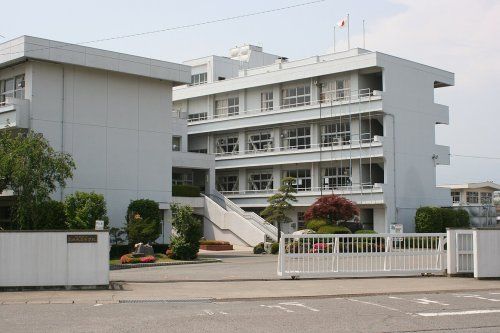近くの群馬県立高崎北高校まで1,001m（徒歩13分）