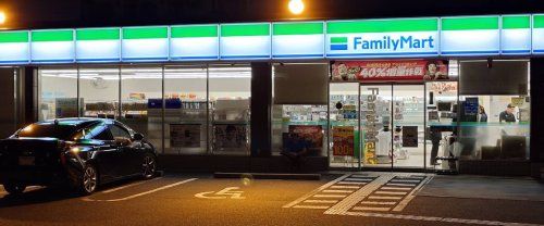 近くのファミリーマート 豊中春日町店まで751m（徒歩10分）