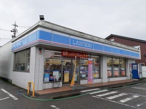 近くのコンビニまで196m（徒歩3分）