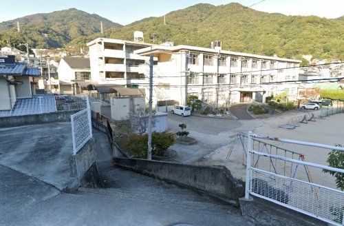近くの呉市立原小学校まで560m（徒歩7分）