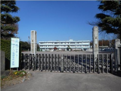 近くの前橋市立石井小学校まで990m（徒歩13分）