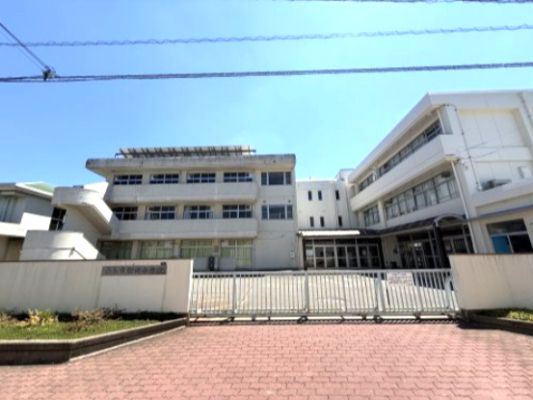 近くの徳島市立論田小学校まで2,506m（徒歩32分）