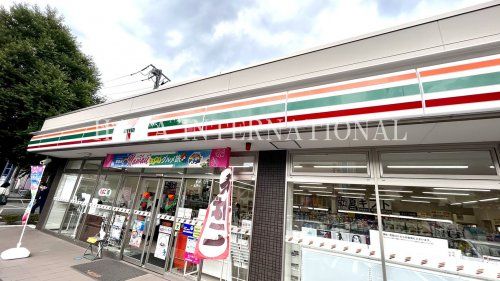 近くのセブンイレブンまで676m(徒歩9分)