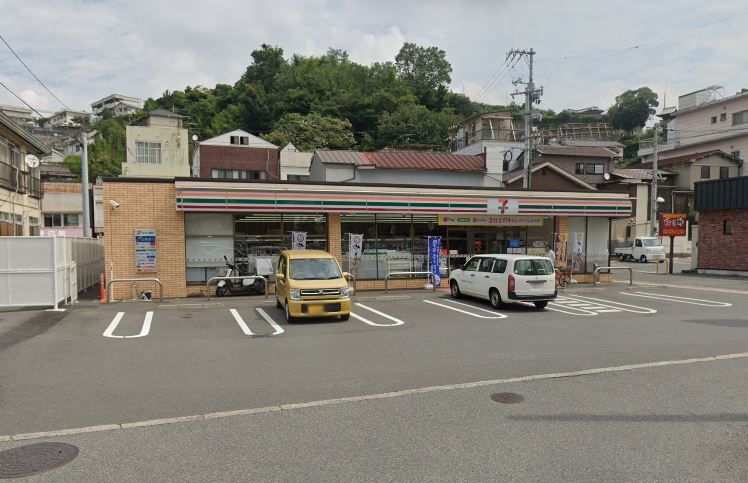 近くのコンビニまで672m（徒歩9分）