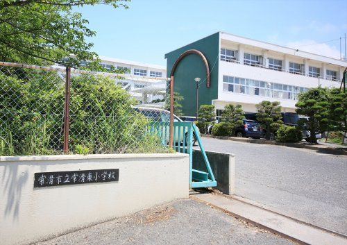 近くの常滑市立常滑東小学校まで1,088m（徒歩14分）
