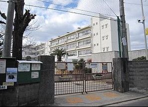 近くの守口市立佐太小学校まで697m（徒歩9分）