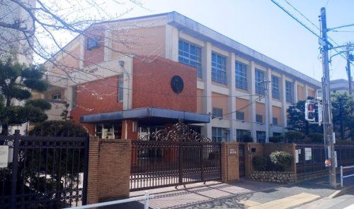 近くの名古屋市立新栄小学校まで877m（徒歩11分）