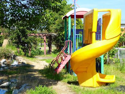 近くの平山公園まで64m（徒歩1分）