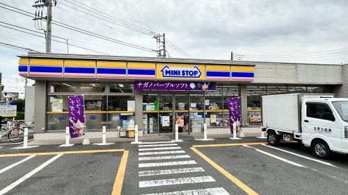 近くのミニストップ深大寺東町店まで407m（徒歩6分）