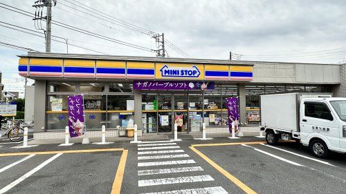 近くのコンビニまで710m（徒歩9分）