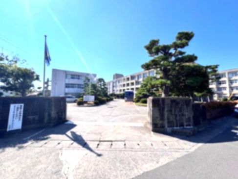 近くの徳島県立商業高等学校まで671m（徒歩9分）