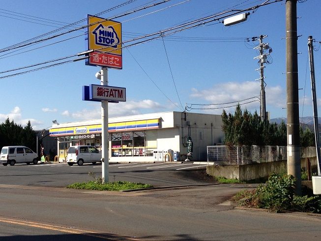 近くのミニストップ 日高西芝店まで677m（徒歩9分）