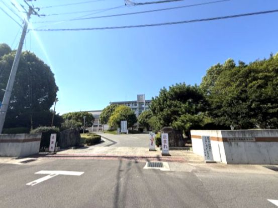 近くの徳島県立城北高校まで1,137m（徒歩15分）