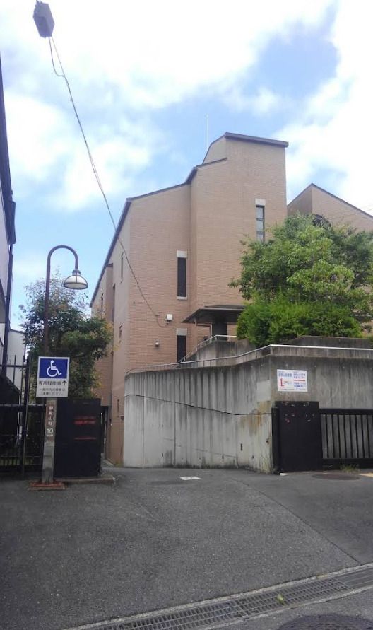 近くの枚方市立御殿山図書館まで580m(徒歩8分)