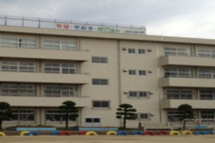 近くの大東市立 四条小学校まで617m（徒歩8分）