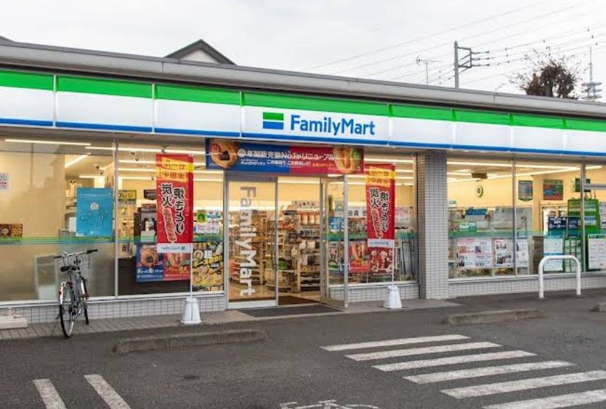 近くのファミリーマート 小平花小金井二丁目店まで561m（徒歩8分）