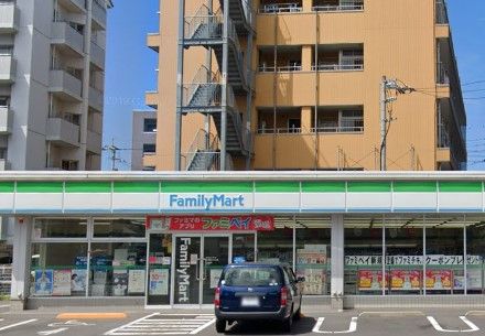 近くのコンビニまで565m（徒歩8分）