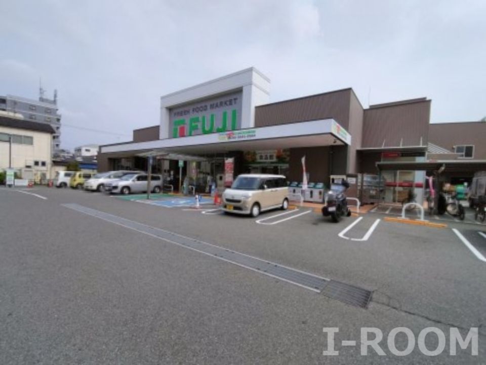 近くのフジ立花店まで510m（徒歩7分）